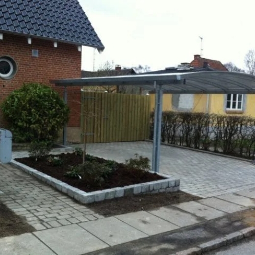 Enkelt carport ved villa