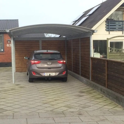 Carport til én bil med afskærmning
