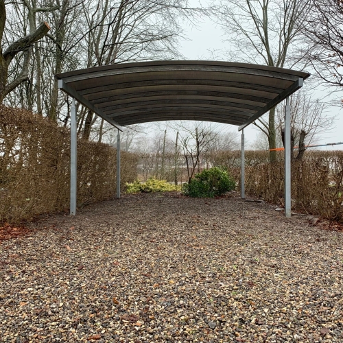 Carport med buet tag til en bil