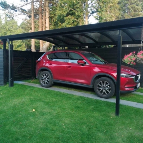 Sort carport med sidebeklædning til en enkelt bil