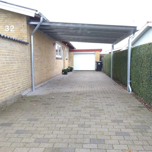 Enkelt carport med fladt tag til en bil