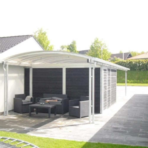 Terrasseoverdækning ved redskabsrum med loungeområde og carport