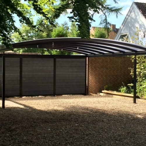 Pulverlakeret dobbelt carport med sort beklædning og buet tag i Ry
