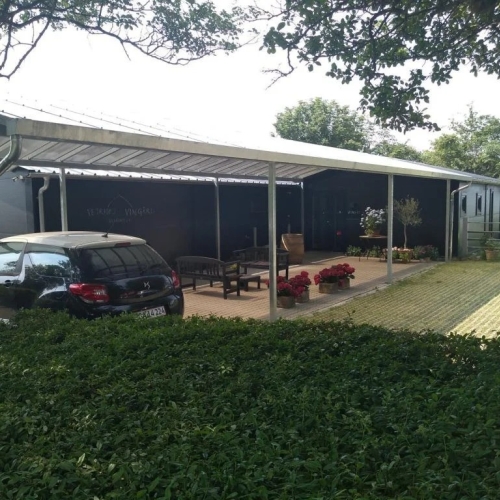 Terrasseoverdækning kombineret med carport og opholdsområde