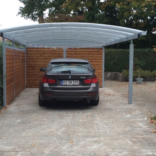 Carport med skur og buet tag