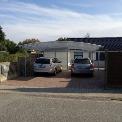 Carport med skur og plads til to biler