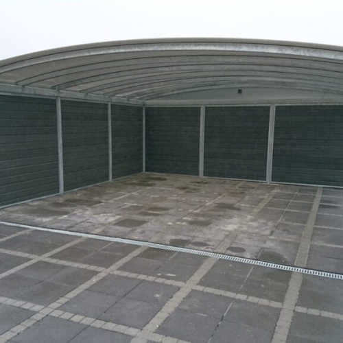Dobbelt carport med skur og buet tag