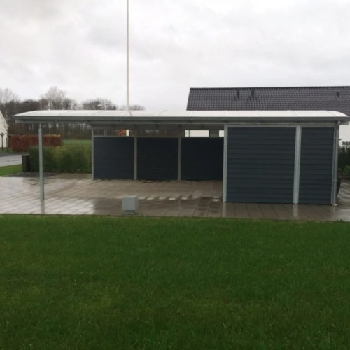 Carport med skur og overdækket område