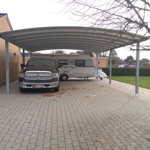 Rummelig dobbelt carport til bil og campingvogn i Trige
