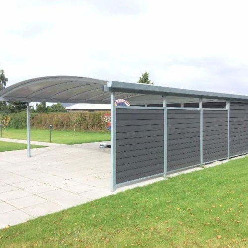 Carport med skur og afskærmning i vedligeholdelsesvenligt design.