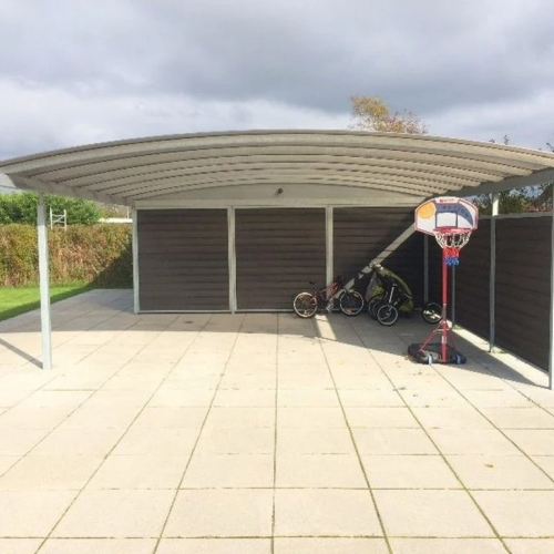 Carport med skur og opbevaringsplads til cykler og udstyr.