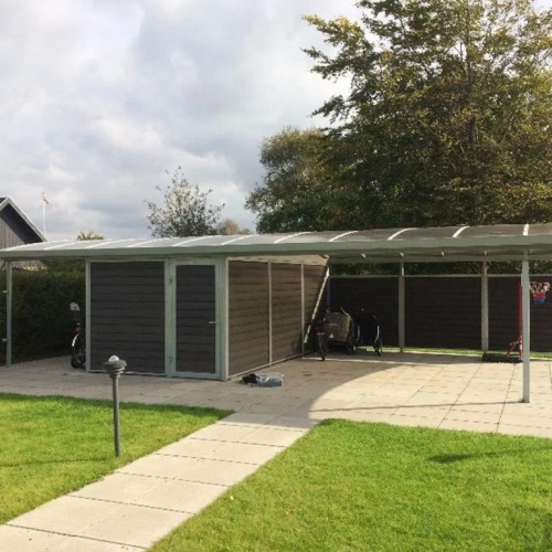 Carport med skur i moderne stil med integreret redskabsrum.