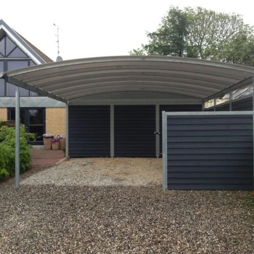 Carport med skur og afskærmning på grusbelagt indkørsel i Brønshøj.