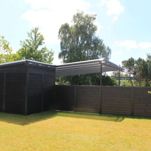 Carport med skur og overdækket terrasse i sort træhave i Virum