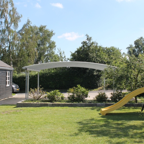 Fritstående dobbelt carport med elegant buet tagkonstruktion