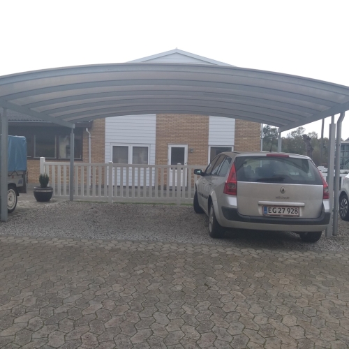 Moderne dobbelt carport med transparent tag og plads til to biler