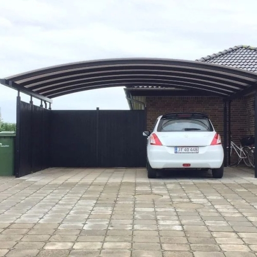 Dobbelt carport foran bolig med galvaniseret stålkonstruktion