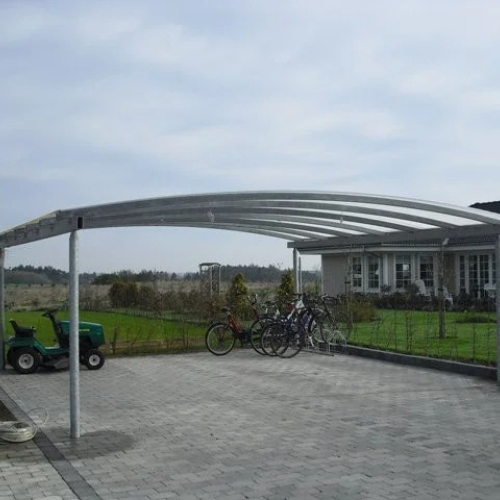 Fritstående dobbelt carport på stor flisebelagt indkørsel