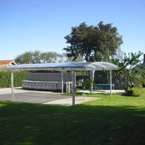 Dobbelt carport med transparent tag i moderne have