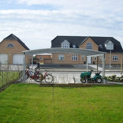 Dobbelt carport med plads til cykler og havetraktor