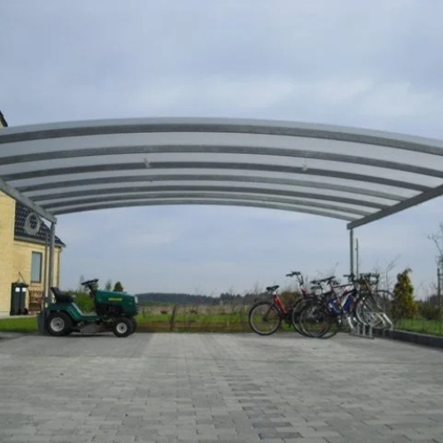 Rummelig dobbelt carport i galvaniseret stål og polycarbonat