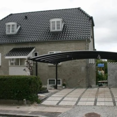 Sort dobbelt carport med elegant buet tagkonstruktion