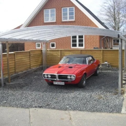 Dobbelt carport i stål med plads til klassisk bil