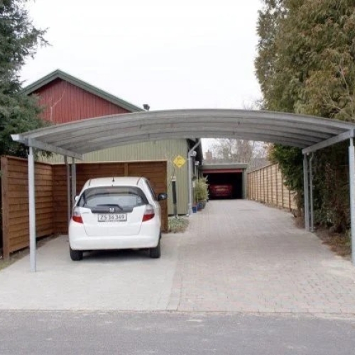 Dobbelt carport med bred indkørsel og buet tagkonstruktion