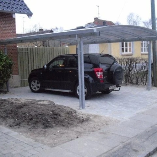 Dobbelt carport med transparent tag og stålstolper