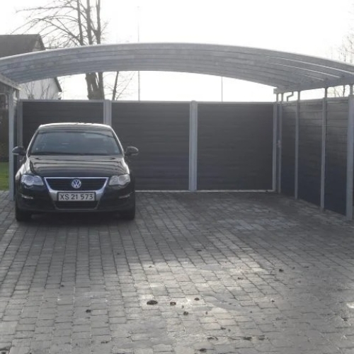 Dobbelt carport med sideafskærmning og bred parkeringsplads
