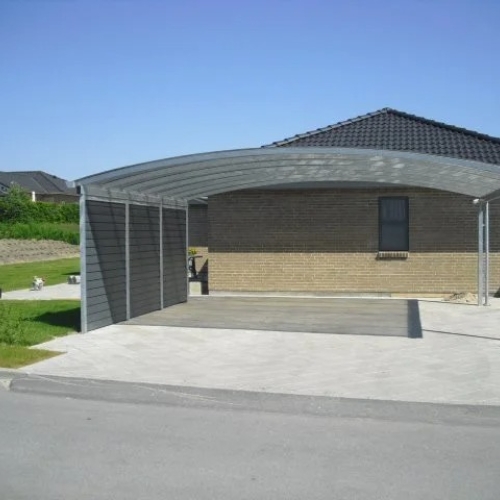 Rummelig dobbelt carport med sidevæg og moderne design