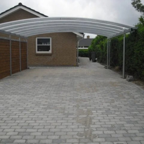 Dobbelt carport i galvaniseret stål ved parcelhus