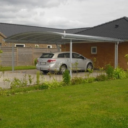 Elegant dobbelt carport integreret ved moderne villa
