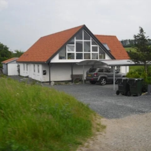 Dobbelt carport ved landejendom med stor indkørsel