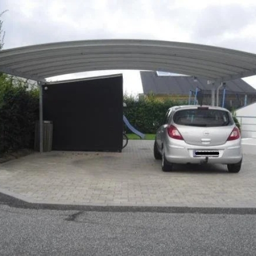 Fritstående dobbelt carport med plads til bil og opbevaring