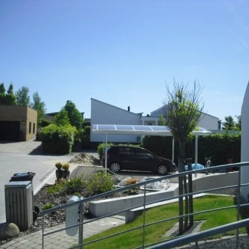 Dobbelt carport med fladt tag og plads til bilparkering