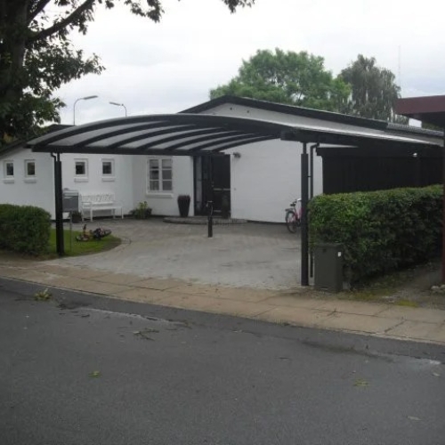Dobbelt carport i sort design ved moderne parcelhus