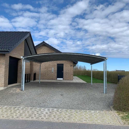 Galvaniseret dobbelt carport ved moderne murstenshus