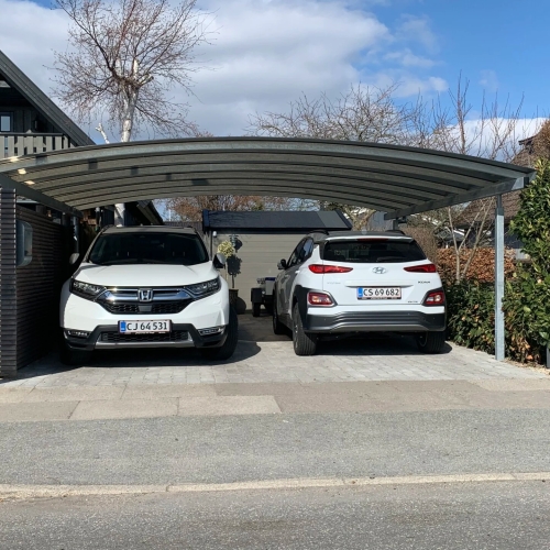 Rummelig dobbelt carport med plads til to SUV’er
