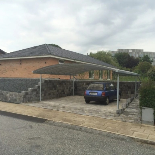 Dobbelt carport med buet tag og støttemure i Aalborg