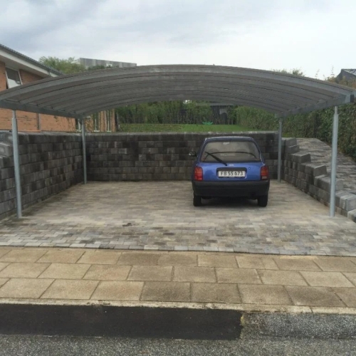 Moderne dobbelt carport ved villa med stor indkørsel i Aalborg