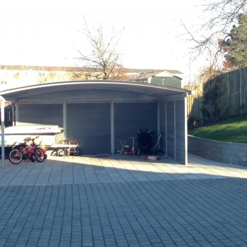 Fritstående dobbelt carport med sidebeklædning i Aalborg