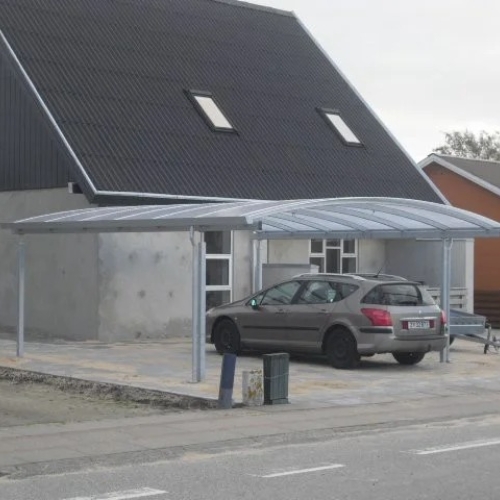 Dobbelt carport med buet tag ved villa i Frederikshavn