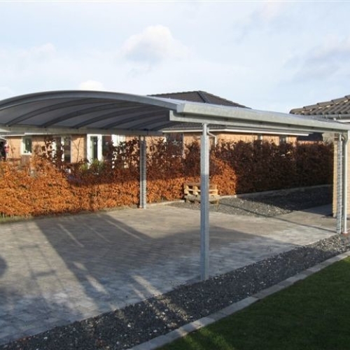 Moderne dobbelt carport med plads til to biler i Frederiksværk