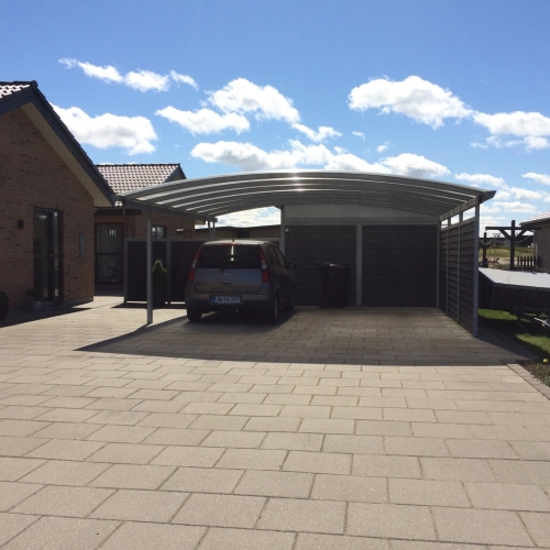 Dobbelt carport med læskærm ved villa i Hjørring