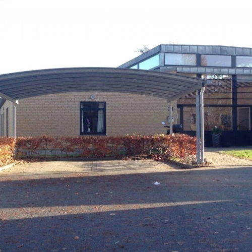 Dobbelt carport foran moderne bolig i Hjørring