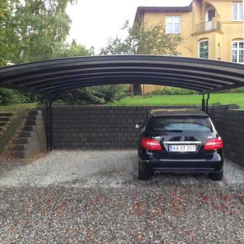 Dobbelt carport med buet tag og sort konstruktion i Holte