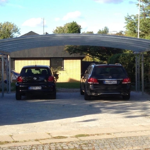 Dobbelt carport foran garage ved murstensvilla i Hvidovre