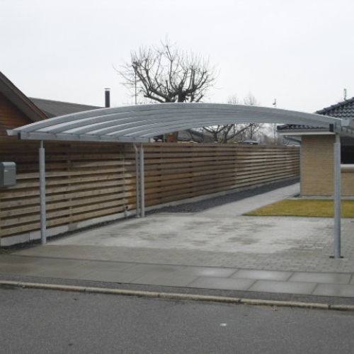 Moderne dobbelt carport ved villa med træhegn i Kastrup
