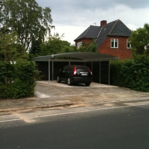 Dobbelt carport med sidebeklædning ved villa i Klampenborg